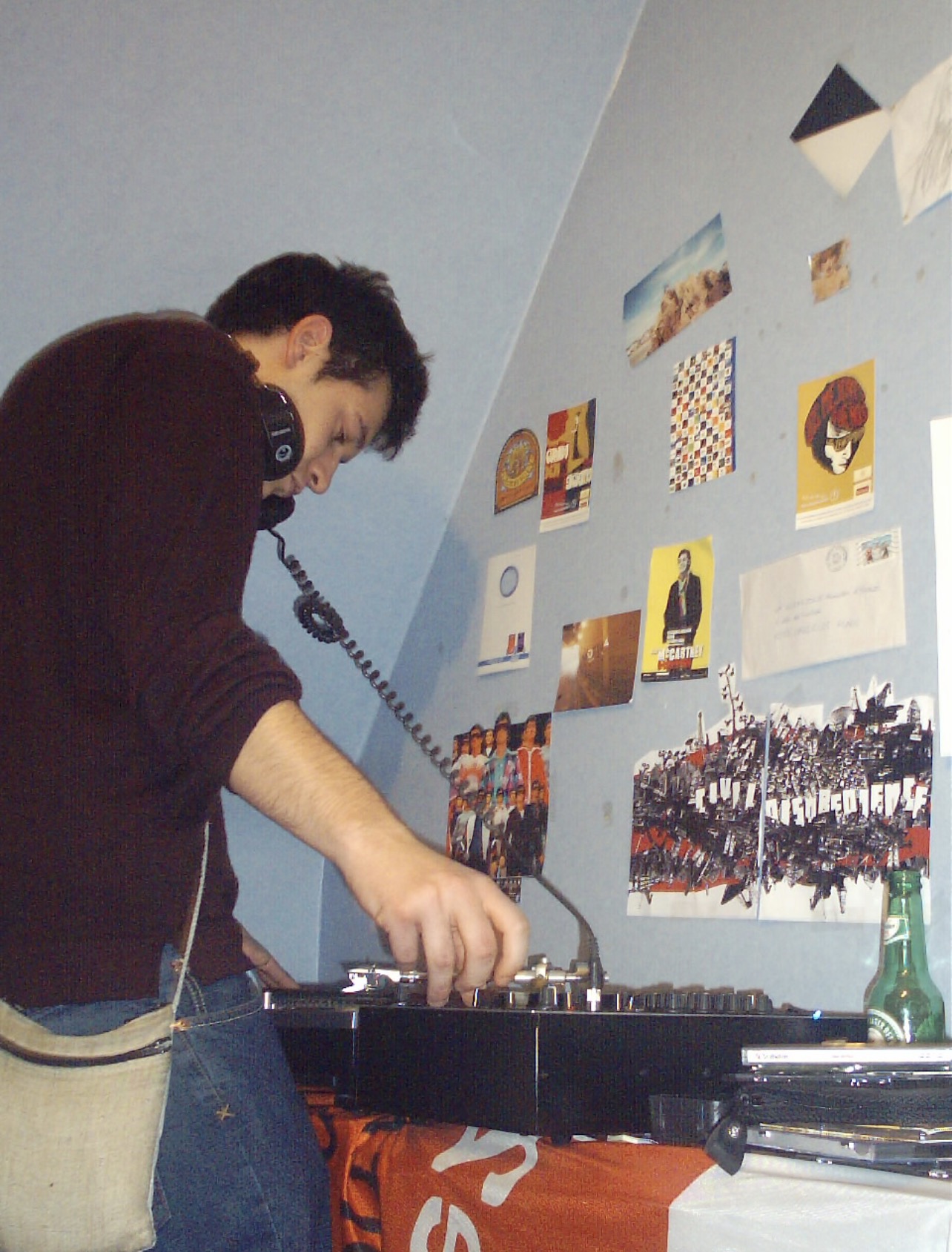 MCOMA. au casque, en train de mixer sur vinyles