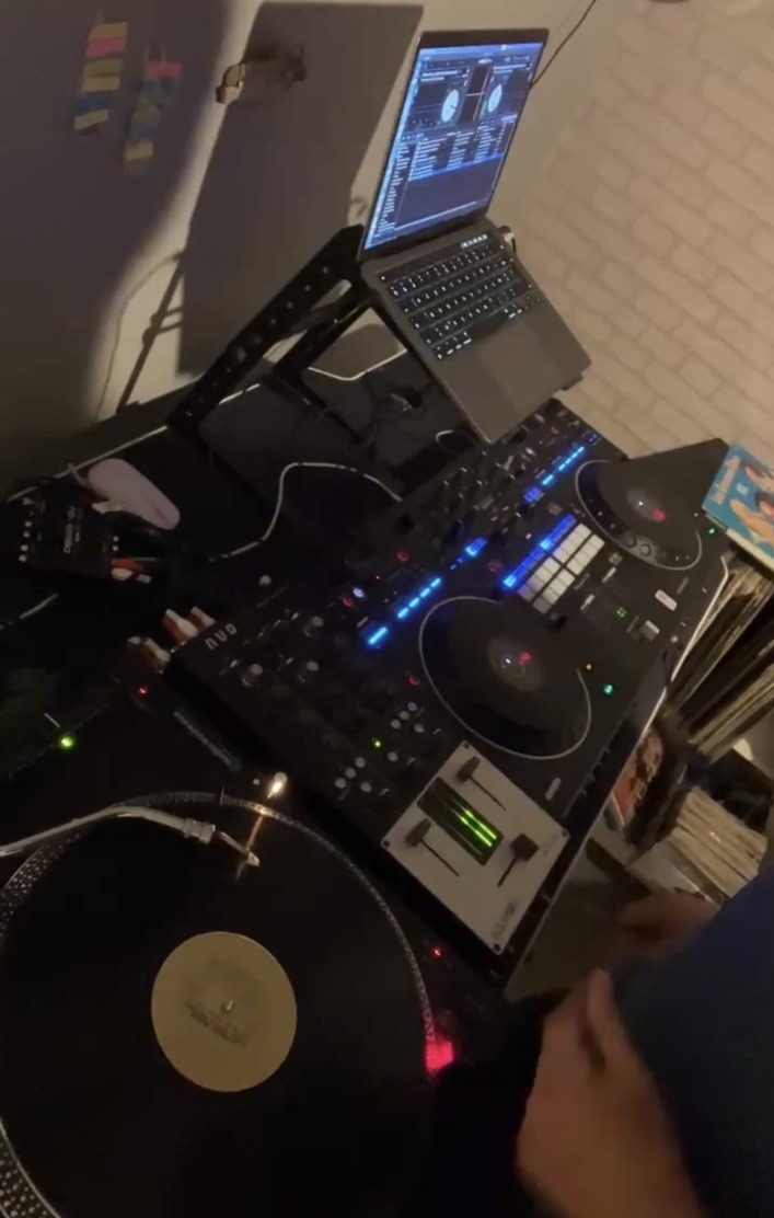 Ordinateur avec Serato, contrôleur et platine vinyle