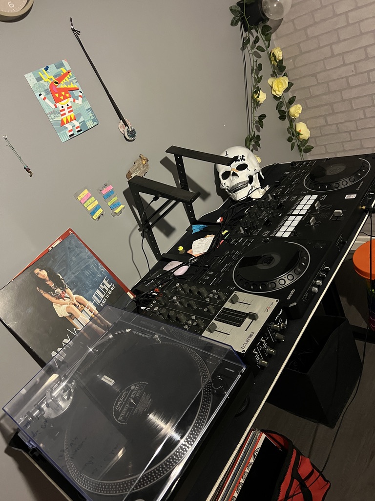 Installation avec une platine vinyle et un contrôleur DJ